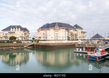 Dives-Sur-Mer, France - 3 janvier 2019 : le port, les bateaux, et les bâtiments à Dives-sur-mer Banque D'Images