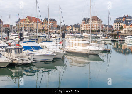 Dives-Sur-Mer, France - 3 janvier 2019 : le port, les bateaux, et les bâtiments à Dives-sur-mer Banque D'Images