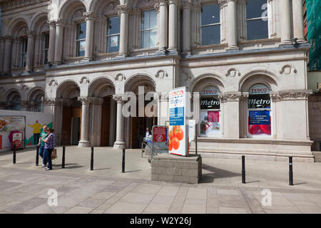 L'Irlande du Nord, Belfast, Tesco, l'entrée au métro en ancienne banque sur l'Avenue Royale. Banque D'Images