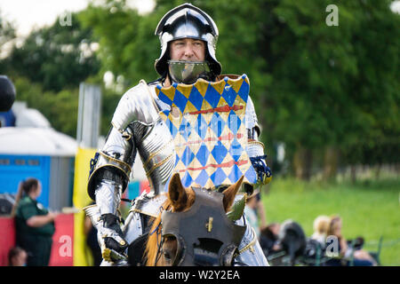 Brackley, UK - 7 juin 2019 : Les gens habillés comme des chevaliers médiévaux sur l'prendre part à un concours de joutes Banque D'Images