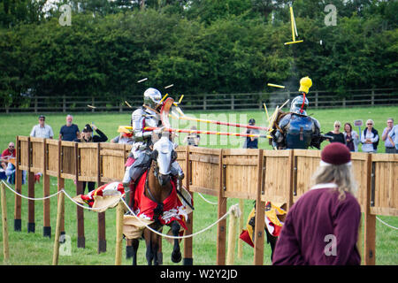 Brackley, UK - 7 juin 2019 : Les gens habillés comme des chevaliers médiévaux sur l'prendre part à un concours de joutes Banque D'Images