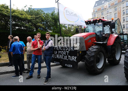 Bruxelles, Belgique. 11 juillet 2019. Les tracteurs sont vus en dehors du siège de la Commission de l'UE, les agriculteurs prennent part à une manifestation contre l'accord commercial du Mercosur. Credit : ALEXANDROS MICHAILIDIS/Alamy Live News Banque D'Images