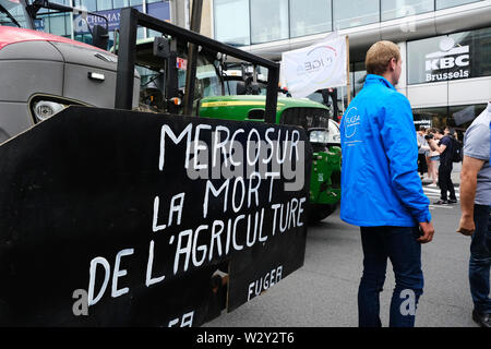 Bruxelles, Belgique. 11 juillet 2019. Les tracteurs sont vus en dehors du siège de la Commission de l'UE, les agriculteurs prennent part à une manifestation contre l'accord commercial du Mercosur. Credit : ALEXANDROS MICHAILIDIS/Alamy Live News Banque D'Images