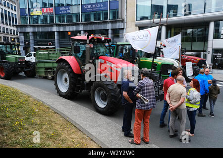 Bruxelles, Belgique. 11 juillet 2019. Les tracteurs sont vus en dehors du siège de la Commission de l'UE, les agriculteurs prennent part à une manifestation contre l'accord commercial du Mercosur. Credit : ALEXANDROS MICHAILIDIS/Alamy Live News Banque D'Images