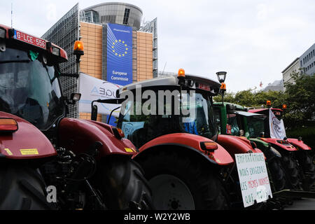 Bruxelles, Belgique. 11 juillet 2019. Les tracteurs sont vus en dehors du siège de la Commission de l'UE, les agriculteurs prennent part à une manifestation contre l'accord commercial du Mercosur. Credit : ALEXANDROS MICHAILIDIS/Alamy Live News Banque D'Images