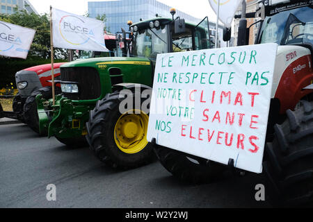 Bruxelles, Belgique. 11 juillet 2019. Les tracteurs sont vus en dehors du siège de la Commission de l'UE, les agriculteurs prennent part à une manifestation contre l'accord commercial du Mercosur. Credit : ALEXANDROS MICHAILIDIS/Alamy Live News Banque D'Images