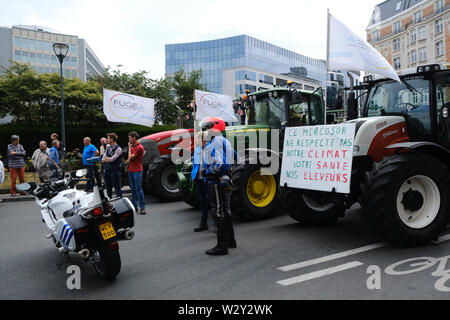 Bruxelles, Belgique. 11 juillet 2019. Les tracteurs sont vus en dehors du siège de la Commission de l'UE, les agriculteurs prennent part à une manifestation contre l'accord commercial du Mercosur. Credit : ALEXANDROS MICHAILIDIS/Alamy Live News Banque D'Images