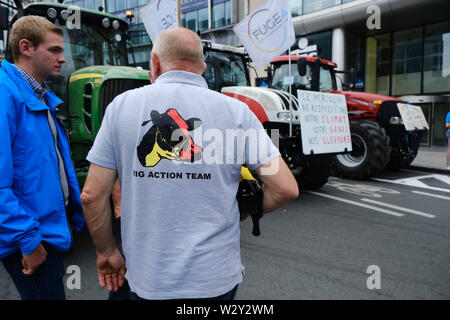 Bruxelles, Belgique. 11 juillet 2019. Les tracteurs sont vus en dehors du siège de la Commission de l'UE, les agriculteurs prennent part à une manifestation contre l'accord commercial du Mercosur. Credit : ALEXANDROS MICHAILIDIS/Alamy Live News Banque D'Images