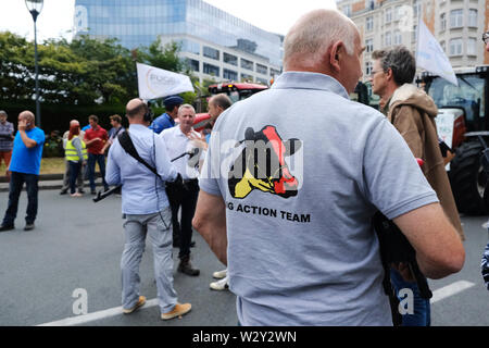 Bruxelles, Belgique. 11 juillet 2019. Les tracteurs sont vus en dehors du siège de la Commission de l'UE, les agriculteurs prennent part à une manifestation contre l'accord commercial du Mercosur. Credit : ALEXANDROS MICHAILIDIS/Alamy Live News Banque D'Images