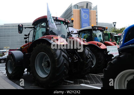 Bruxelles, Belgique. 11 juillet 2019. Les tracteurs sont vus en dehors du siège de la Commission de l'UE, les agriculteurs prennent part à une manifestation contre l'accord commercial du Mercosur. Credit : ALEXANDROS MICHAILIDIS/Alamy Live News Banque D'Images