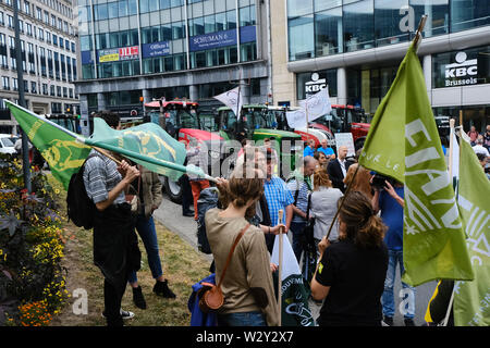 Bruxelles, Belgique. 11 juillet 2019. Les tracteurs sont vus en dehors du siège de la Commission de l'UE, les agriculteurs prennent part à une manifestation contre l'accord commercial du Mercosur. Credit : ALEXANDROS MICHAILIDIS/Alamy Live News Banque D'Images