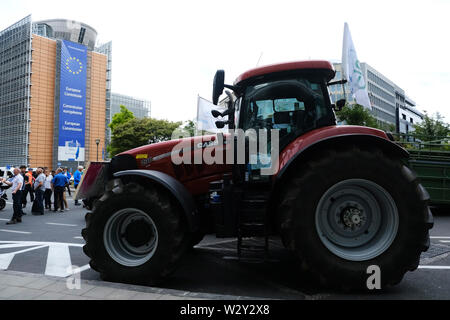 Bruxelles, Belgique. 11 juillet 2019. Les tracteurs sont vus en dehors du siège de la Commission de l'UE, les agriculteurs prennent part à une manifestation contre l'accord commercial du Mercosur. Credit : ALEXANDROS MICHAILIDIS/Alamy Live News Banque D'Images