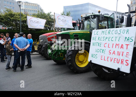 Bruxelles, Belgique. 11 juillet 2019. Les tracteurs sont vus en dehors du siège de la Commission de l'UE, les agriculteurs prennent part à une manifestation contre l'accord commercial du Mercosur. Credit : ALEXANDROS MICHAILIDIS/Alamy Live News Banque D'Images