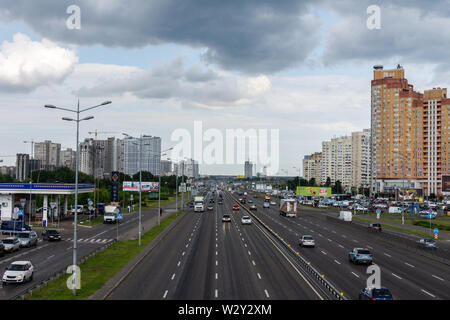 Kiev, Ukraine - le 22 mai 2019 : vue de la route de Boryspil dans la ville de Kiev, dans le quartier un jour de pluie Pozniaki Banque D'Images
