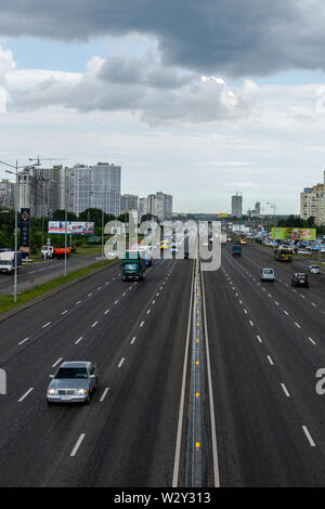 Kiev, Ukraine - le 22 mai 2019 : vue de la route de dans la ville de Boryspil Kiev sur un jour de pluie, la jonction de route Pozniaki quartier Banque D'Images