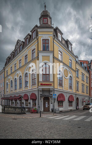 KARLSKRONA, SUÈDE - Juillet 03, 2019 : un bâtiment art déco à l'angle d'une rue à Karlskrona, Suède. Banque D'Images