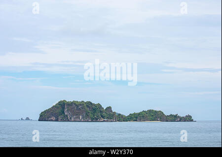 La beauté du ciel dans la mer et koh Maphrao à Chumphon, en Thaïlande. Banque D'Images