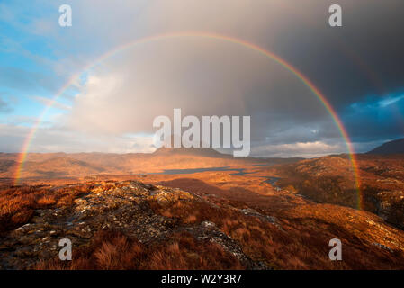 Arc-en-ciel sur la montagne spectaculaire Suilven, Sutherland Banque D'Images