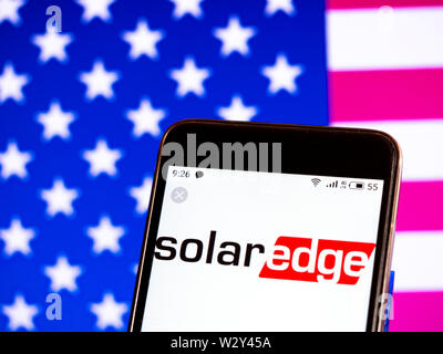 Sur cette photo, l'illustration logo SolarEdge Technologies, Inc est vu affichée sur un smartphone Banque D'Images