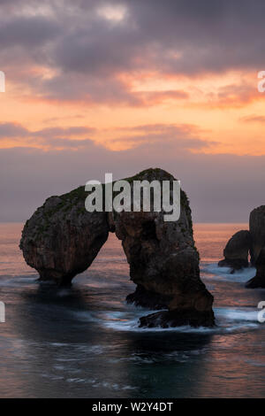 Roche de l'éléphant bizarre de Castro de las gavioatas au coucher du soleil sur la côte des Asturies, dans le Nord de l'Espagne, Vertical Banque D'Images