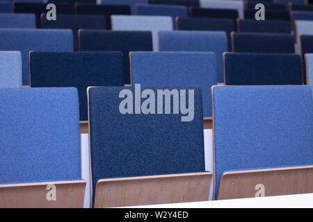 Des rangées de chaises bleues vide dans une salle de conférence Banque D'Images