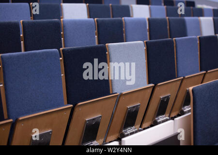 Des rangées de chaises bleues vide dans une salle de conférence Banque D'Images