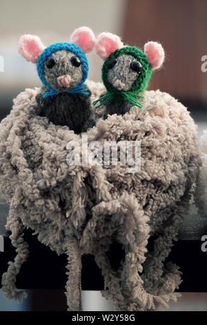 Amazing close up de tir produit artisanal,souris tricoté en pelote de laine, l'arrière-plan flou, de l'artisanat pour les rats beau cadeau ou des jouets pour enfants Banque D'Images