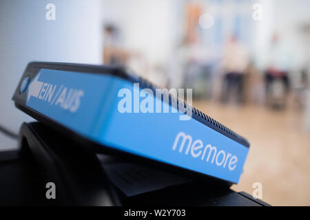 11 juillet 2019, Berlin, Düsseldorf : l'emore 'MBox' est situé dans la maison de soins infirmiers de la Diakonie. Elle est censée apporter des jeux vidéo thérapeutiques dans des foyers de soins infirmiers. Photo : afp/Vennenbernd Rolf Banque D'Images