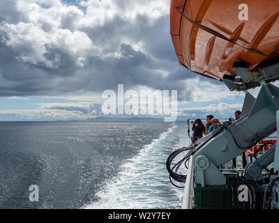 Les passagers sur le Calmac ferry de l'UIG, Isle of Skye à Tarbert, Isle of Harris. Banque D'Images