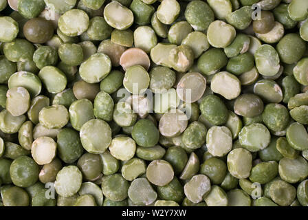 Un fond de petits pois secs split, vue en gros plan. Banque D'Images