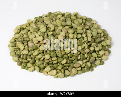 Les pois verts dans une pile isolé sur un fond blanc. Banque D'Images
