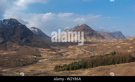 Buachaille Etive Beag en regardant vers l'A82 et la route en passant par Glencoe de Beinn Stob une Chrulaiste Banque D'Images