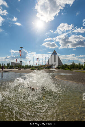 Centre de la capitale du Kazakhstan - Astana./Astana/Astana, Kazakhstan - jule 4, 2014 : Fontaine près du "Palais de la paix et de la réconciliation" Banque D'Images