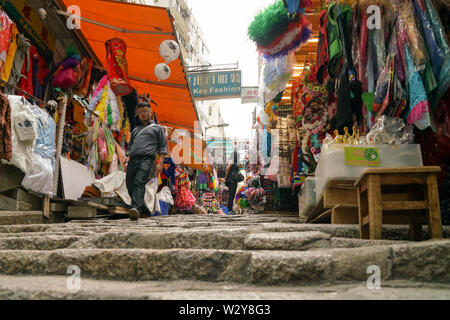 Pottinger Street, Hong Kong 13ème Mars 2019 : Pottinger street est une vieille rue célèbre pour ses dalles de pierre ou de granit marches de pierre. Il est situé à l' Banque D'Images