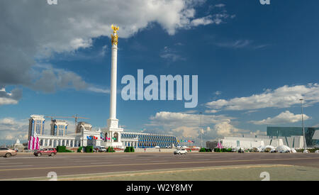 Square et le monument de l'indépendance/Astana, Kazakhstan - 7 juillet 2014 : Banque D'Images