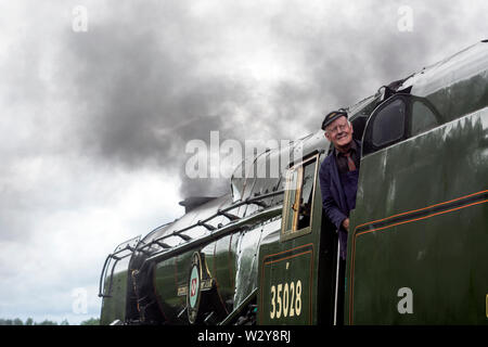 Équipe de train sur la locomotive à vapeur de la classe de la marine marchande Clan 'ligne' Banque D'Images