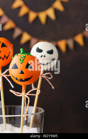 Cake pops pour Halloween. Chocolat sucré Spooky monstres. Focus sélectif. Banque D'Images