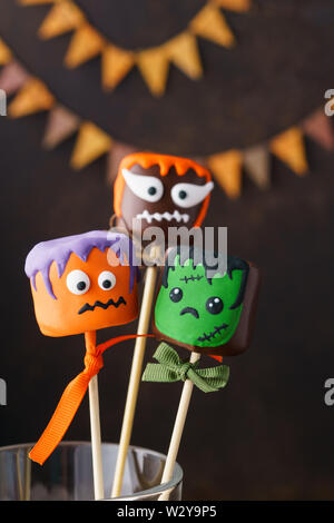 Funny cake pops monstres pour Halloween. Les sucreries de fête. Focus sélectif. Banque D'Images