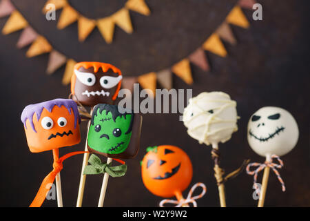 Halloween cake pops avec funny monster est confrontée. Gâteries des fêtes concept avec copyspace. Focus sélectif. Banque D'Images