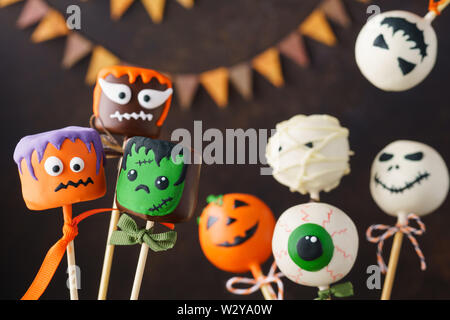 Jeu d'Halloween cake pops au chocolat et à la guimauve funny monster est confrontée. Focus sélectif. Banque D'Images