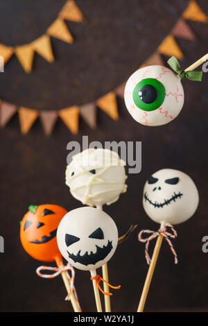 Scary Halloween cake pops monstres de célébration. Bonbons festif rigolo. Banque D'Images