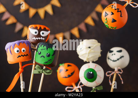 Halloween party avec sweet cake pops monstres. Sweet Food concept festif Banque D'Images