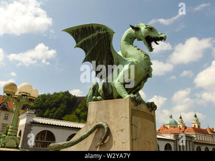 Le Dragon de statues dans le Dragon Bridge et Cathédrale de St Nicholas à l'arrière-plan dans le centre de Ljubljana, Slovénie Banque D'Images