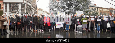 Les manifestants à l'aide des femmes manifestation dans le centre-ville de Leicester - 1er décembre 2018 Banque D'Images