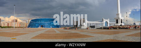 Square et le monument de l'indépendance (droite). La construction de palais de la créativité "habyt' (à gauche)/Astana, Kazakhstan - Juillet 21, 2013 : Banque D'Images