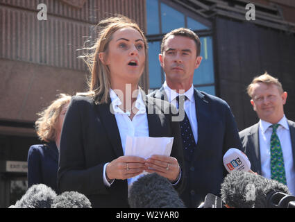 Anthony Grainger's partner Gail Hadfield Grainger parle aux médias à l'extérieur de Liverpool Le Tribunal de la Couronne à la suite de la publication du rapport d'une enquête publique sur la mort des 36 ans. Grainger de Bolton, a été tué par un Greater Manchester Police des armes à feu à travers le pare-brise d'une Audi volés dans un parking à Culcheth, Cheshire, le 3 mars 2012. Banque D'Images