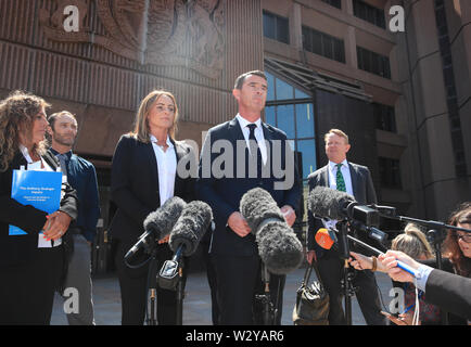 Anthony Grainger's partner Gail Hadfield Grainger se trouve à côté de Tony Murphy à l'extérieur de Liverpool Le Tribunal de la Couronne à la suite de la publication du rapport d'une enquête publique sur la mort des 36 ans. Grainger de Bolton, a été tué par un Greater Manchester Police des armes à feu à travers le pare-brise d'une Audi volés dans un parking à Culcheth, Cheshire, le 3 mars 2012. Banque D'Images