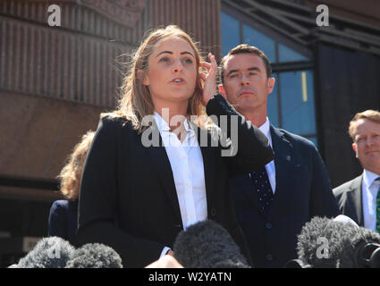 Anthony Grainger's partner Gail Hadfield Grainger parle aux médias à l'extérieur de Liverpool Le Tribunal de la Couronne à la suite de la publication du rapport d'une enquête publique sur la mort des 36 ans. Grainger de Bolton, a été tué par un Greater Manchester Police des armes à feu à travers le pare-brise d'une Audi volés dans un parking à Culcheth, Cheshire, le 3 mars 2012. Banque D'Images