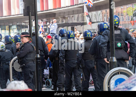 Londres 11 juillet 2019 Stephen Yaxley-Lennon aussi connu sous le nom de Tommy Robinson, est retourné à la Cour Criminelle Centrale, l'Old Bailey, pour la détermination de la peine à la suite de sa condamnation pour outrage au tribunal. Bruyant et une foule violente au moment ont protesté devant la Cour. City of London Police avait une forte présence en tenue de combat qui, à plusieurs reprises ont été déployés pour contenir les partisans de retour de la cour. Ian Davidson Crédit/Alamy Live News Banque D'Images