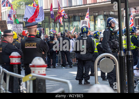 Londres 11 juillet 2019 Stephen Yaxley-Lennon aussi connu sous le nom de Tommy Robinson, est retourné à la Cour Criminelle Centrale, l'Old Bailey, pour la détermination de la peine à la suite de sa condamnation pour outrage au tribunal. Bruyant et une foule violente au moment ont protesté devant la Cour. City of London Police avait une forte présence en tenue de combat qui, à plusieurs reprises ont été déployés pour contenir les partisans de retour de la cour. Ian Davidson Crédit/Alamy Live News Banque D'Images